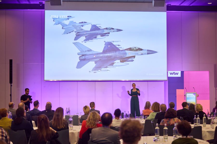 Nicola Winter hält die Abschlusskeynote auf der WTW bAV-Konferenz 2025 über Führung, Resilienz, Empathie und Teamgeist in Krisen.