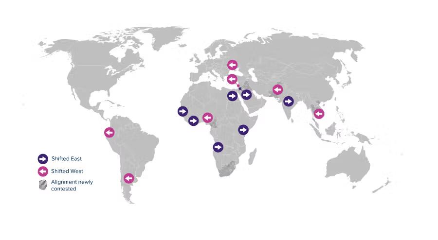 Carte du monde illustrant les déplacements vers l’Est et vers l’Ouest (d’un point de vue géopolitique), ainsi que l’augmentation des contestations, depuis notre précédente analyse dans l’Indice de Risque Politique à la fin de 2023.