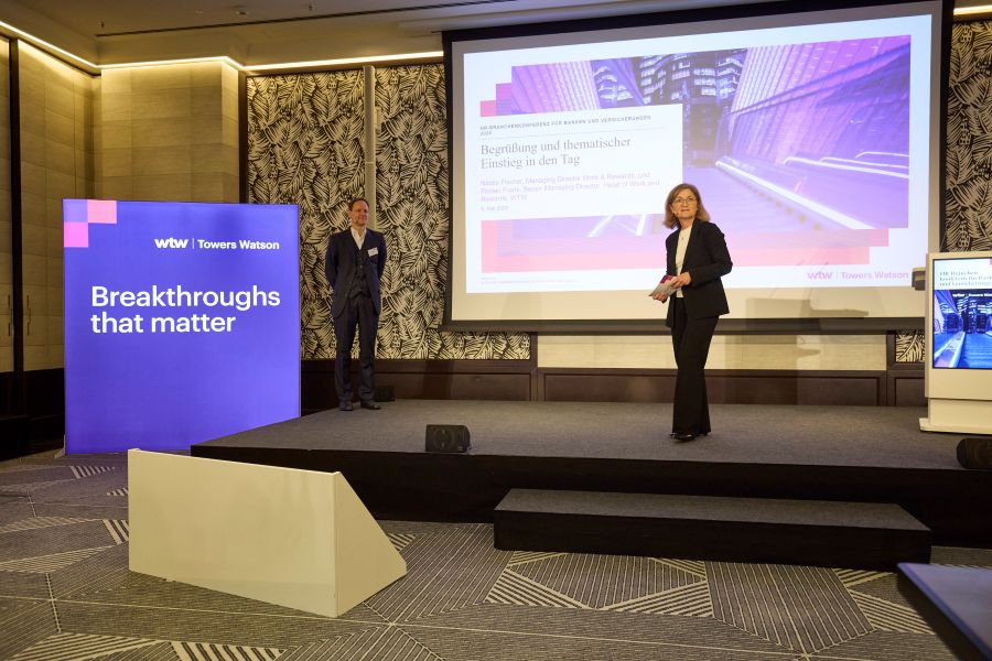 Florian Frank, Head of Work & Rewards Europe, und Nicole Fischer, Managing Director und Head of Work and Rewards, eröffnen die diesjährige Konferenz.